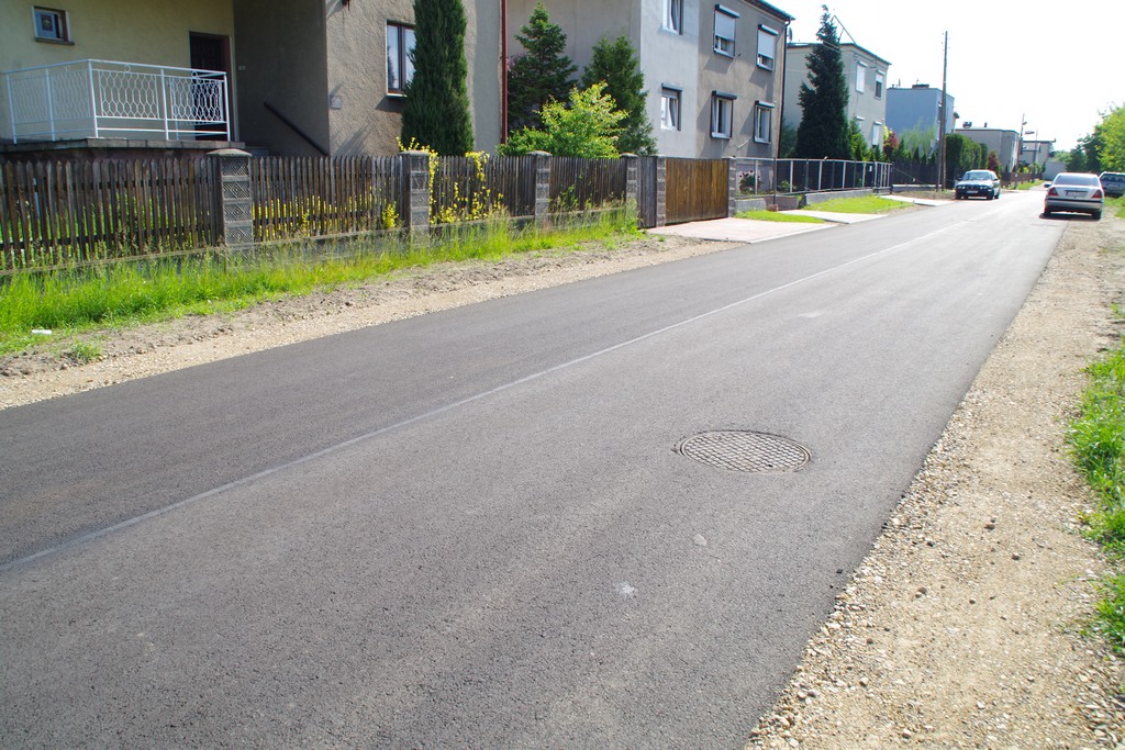 Fotografia przedstawia widok nowej nawierzchni asfaltowej na ul. Reja w Kaletach